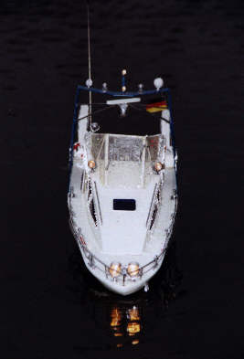 Yacht Rebel II mit Licht